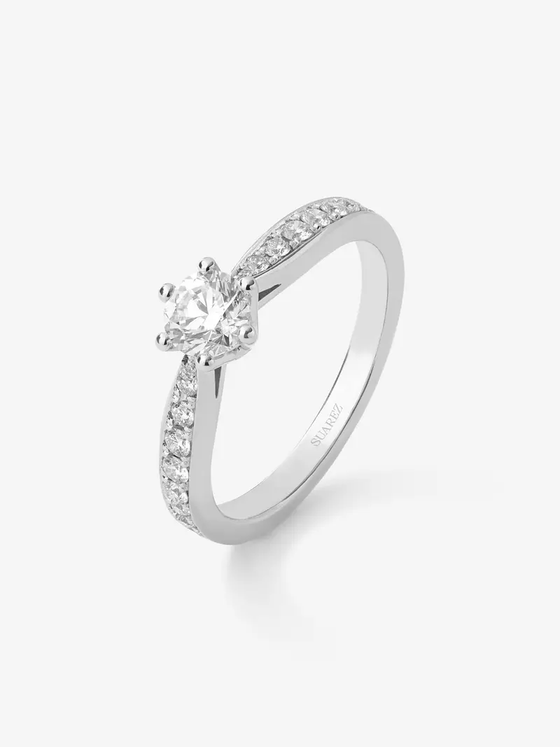 Anillo solitario 3006 de oro blanco de 18K con diamante central en talla brillante de 0,50 cts y diamantes en talla brillante con un total de 0,23 cts