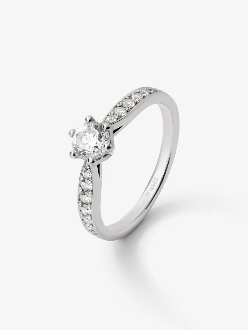Anillo solitario 3006 de oro blanco de 18K con diamante central en talla brillante de 0,50 cts y diamantes en talla brillante con un total de 0,23 cts