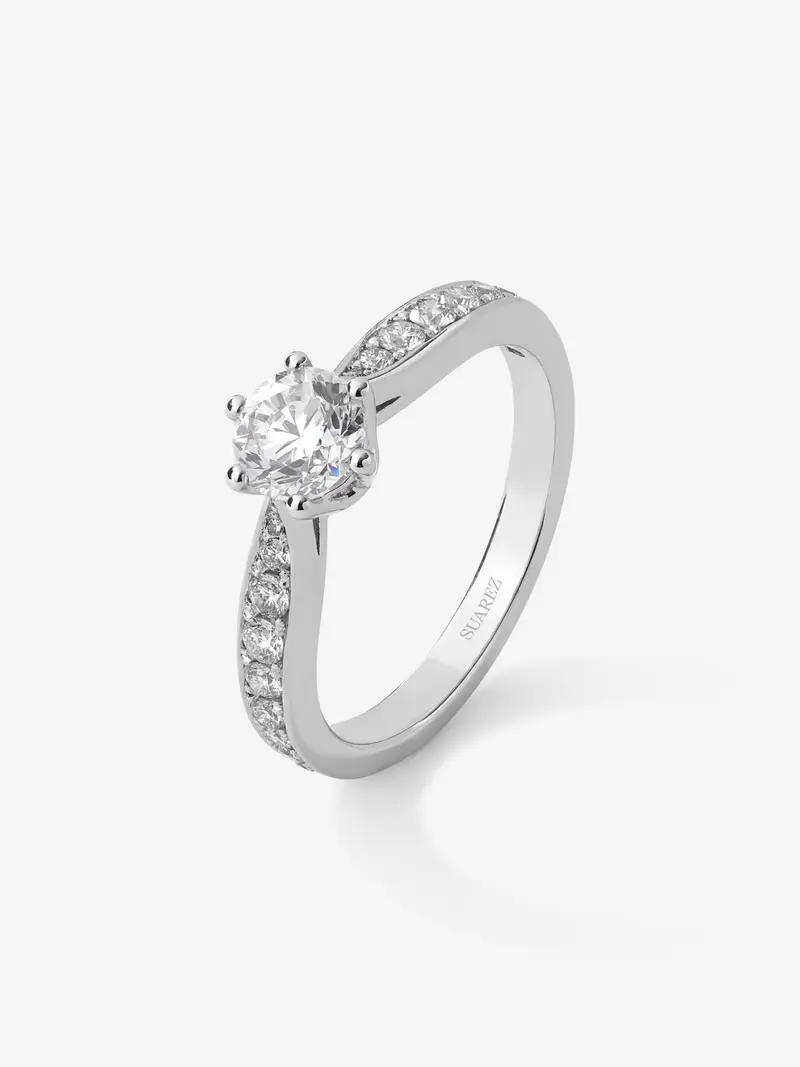 Anillo solitario 3006 de oro blanco de 18K con diamante central en talla brillante de 0,70 cts y diamantes en talla brillante con un total de 0,31 cts