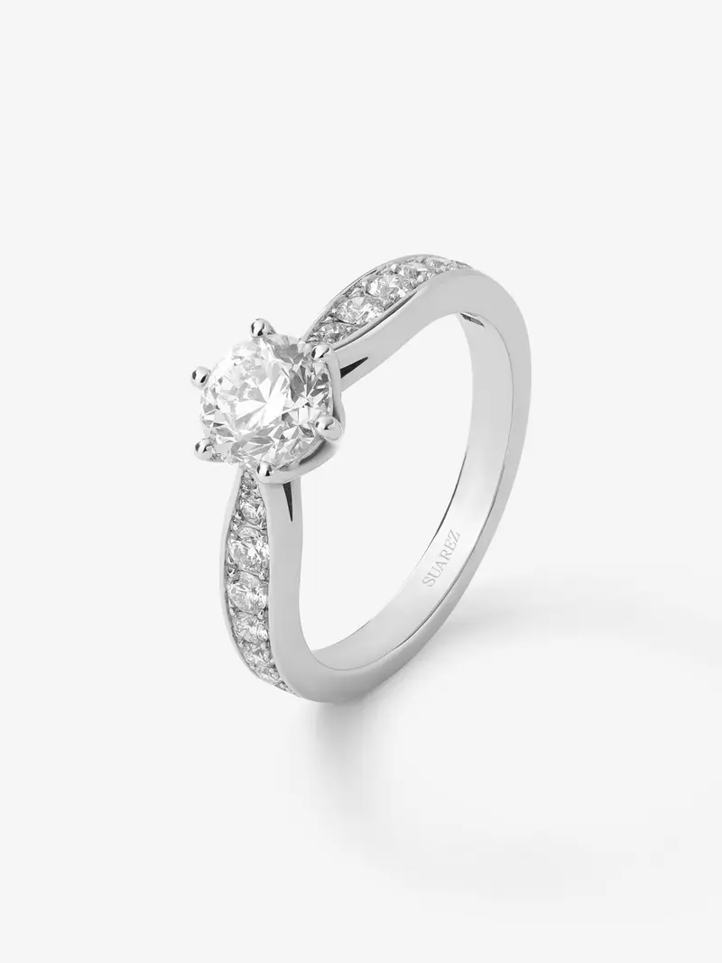 Anillo solitario 3006 de oro blanco de 18K con diamante central en talla brillante de 1 ct y diamantes en talla brillante con un total de 0,38 cts