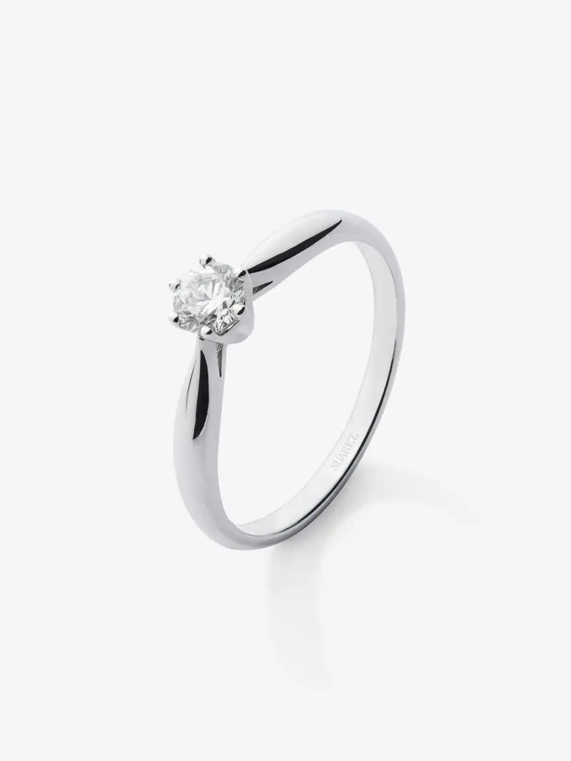 Anillo solitario 3006 de oro blanco de 18K con diamante en talla brillante de 0,20 cts