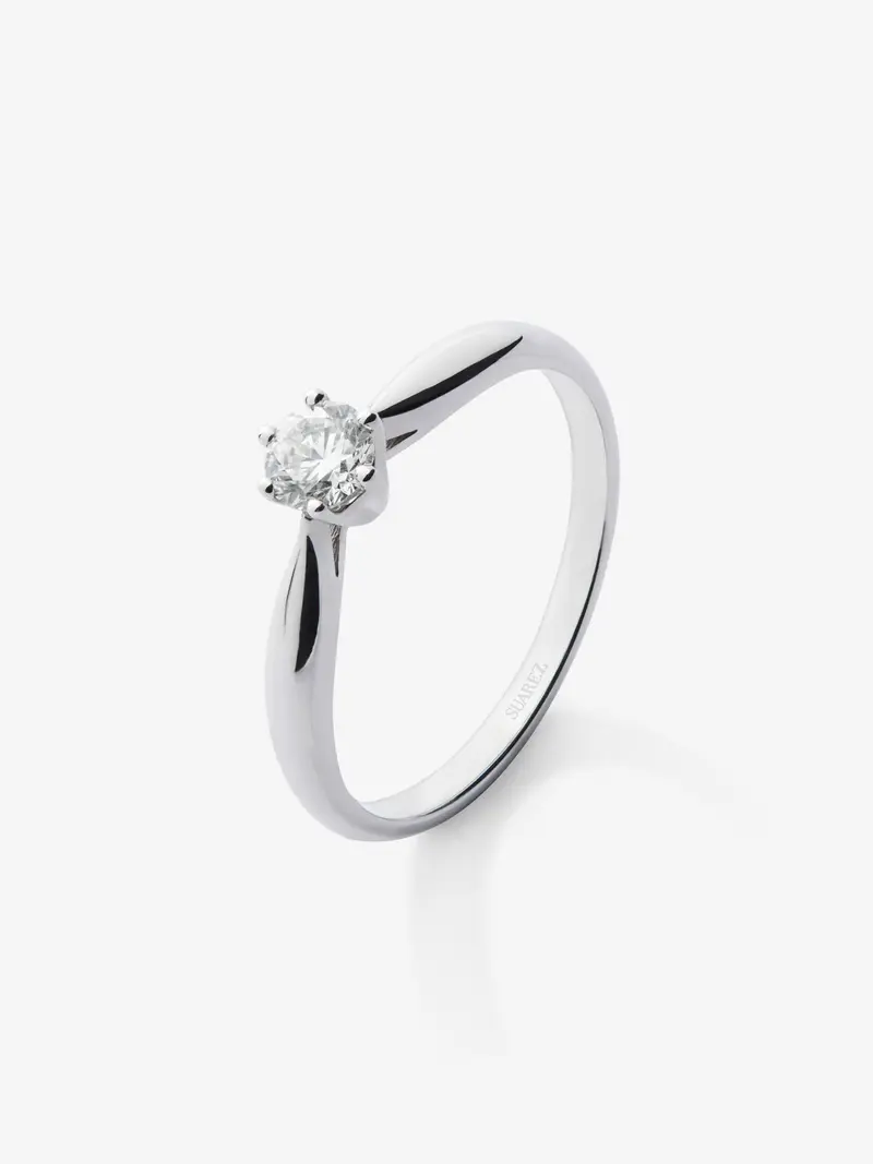 Anillo solitario 3006 de oro blanco de 18K con diamante en talla brillante de 0,20 cts
