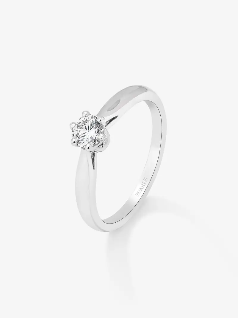 Anillo solitario 3006 de oro blanco de 18K con diamante en talla brillante de 0,3 cts
