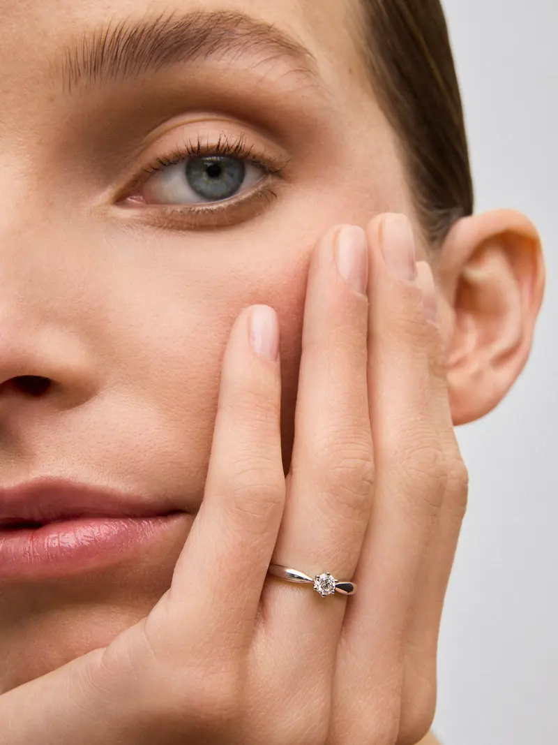Anillo solitario 3006 de oro blanco de 18K con diamante en talla brillante de 0,30 cts