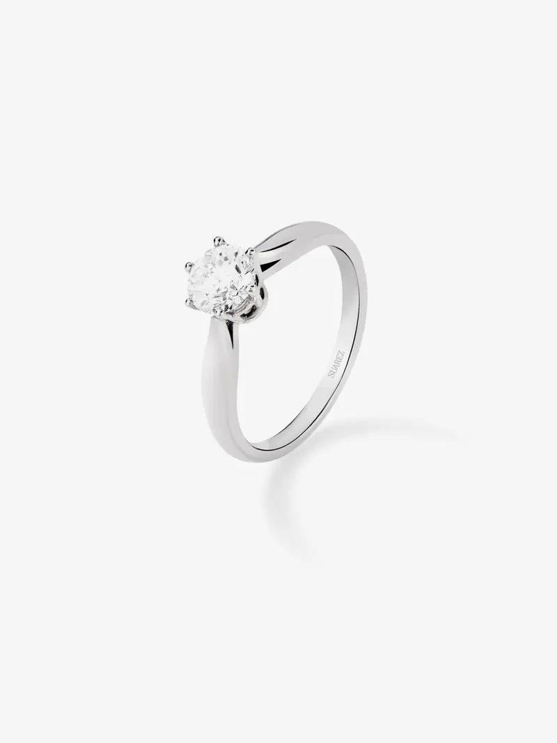 Anillo solitario 3006 de oro blanco de 18K con diamante en talla brillante de 0,4 cts