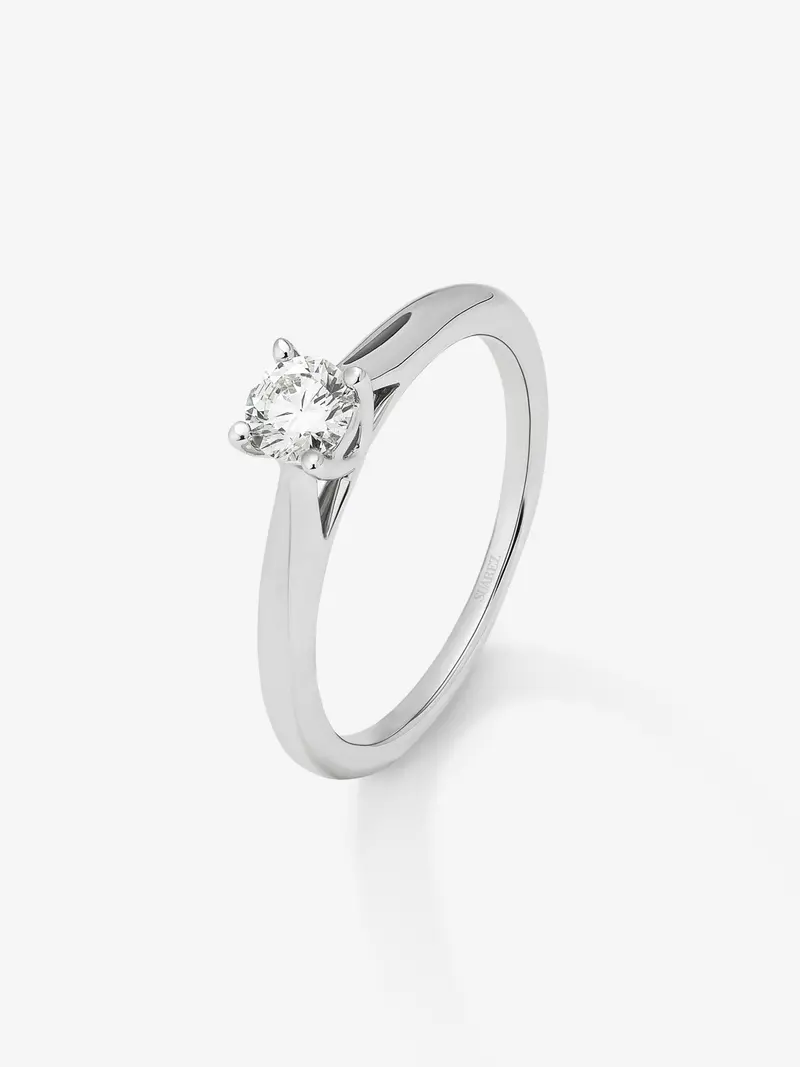 Anillo solitario de compromiso de oro blanco de 18k con diamante central de 0,25 quilates
