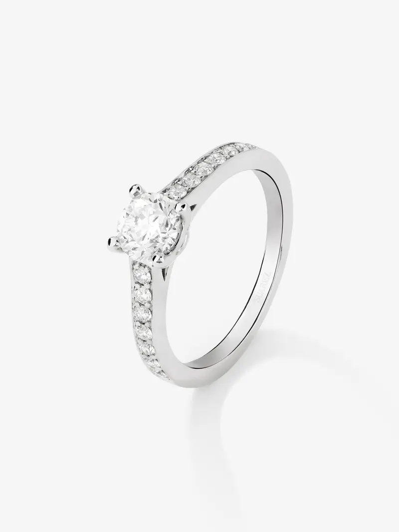 Anillo solitario de compromiso de oro blanco de 18K con diamantes