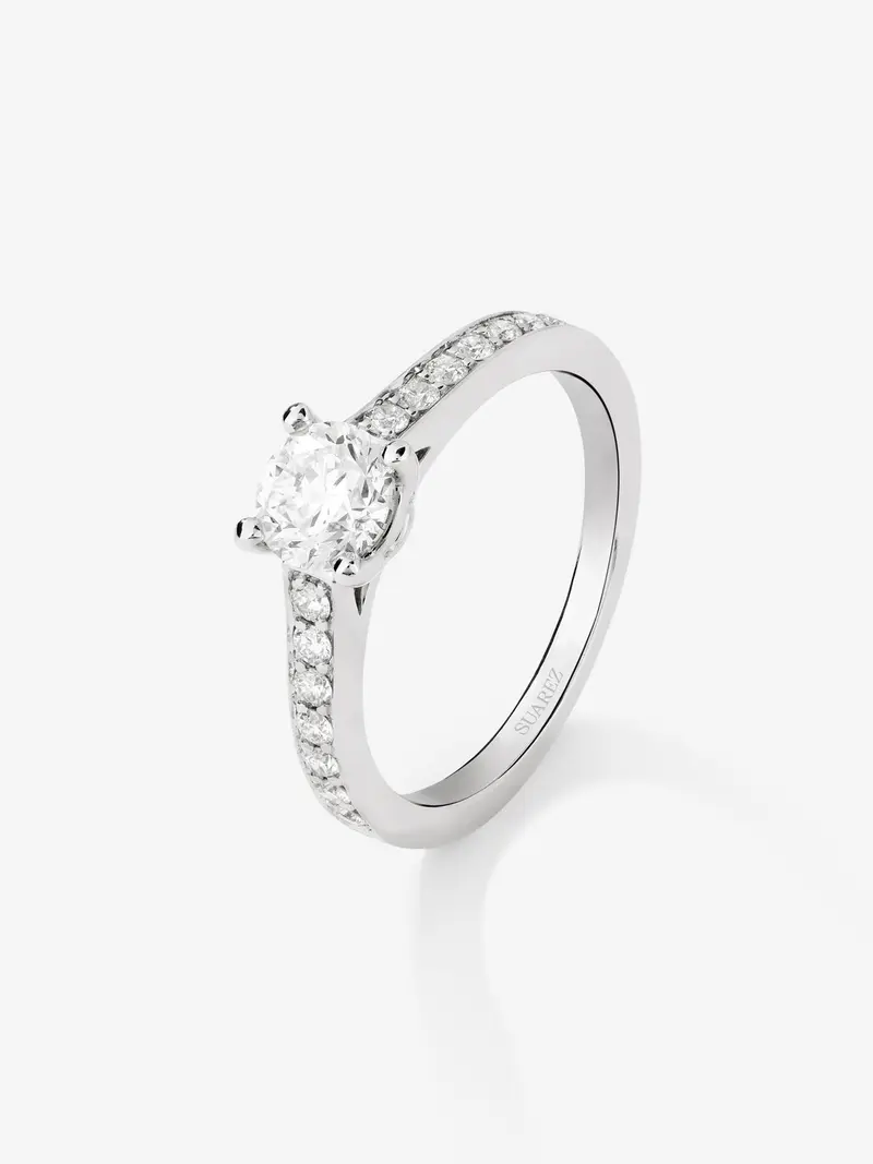 Anillo solitario de compromiso de oro blanco de 18K con diamantes