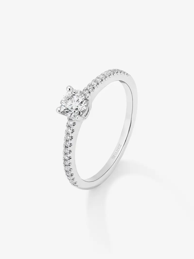 Anillo solitario de compromiso de oro blanco de 18K con diamantes