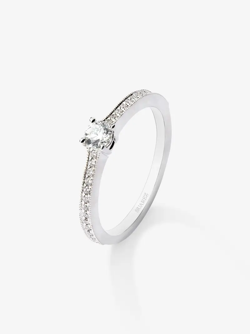 Anillo solitario de compromiso de oro blanco de 18K con diamantes
