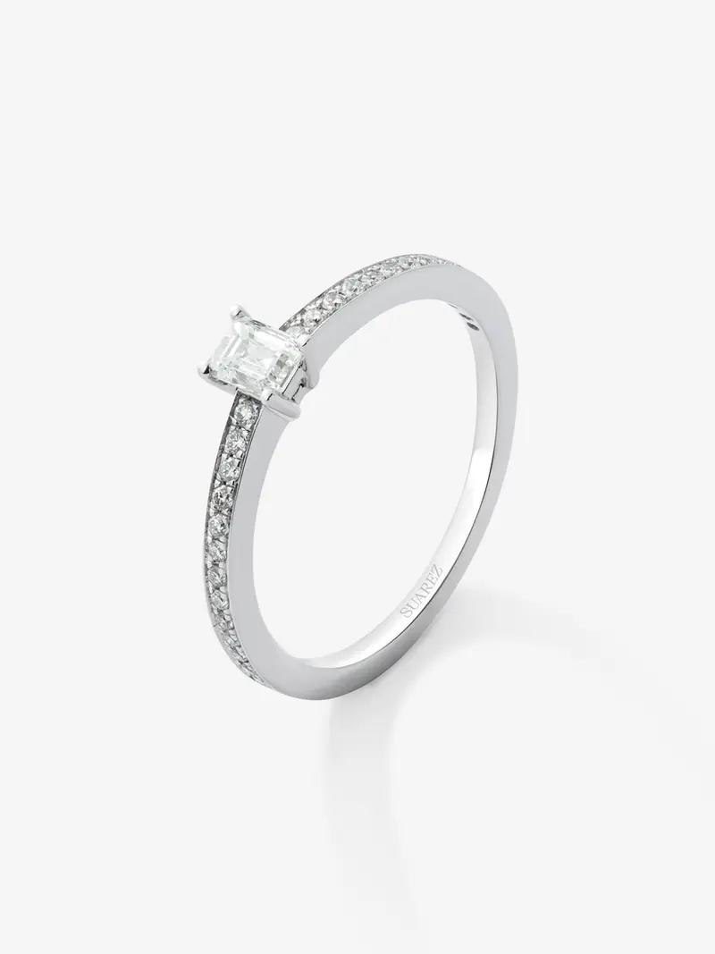 Anillo solitario de compromiso de oro blanco de 18K con diamantes