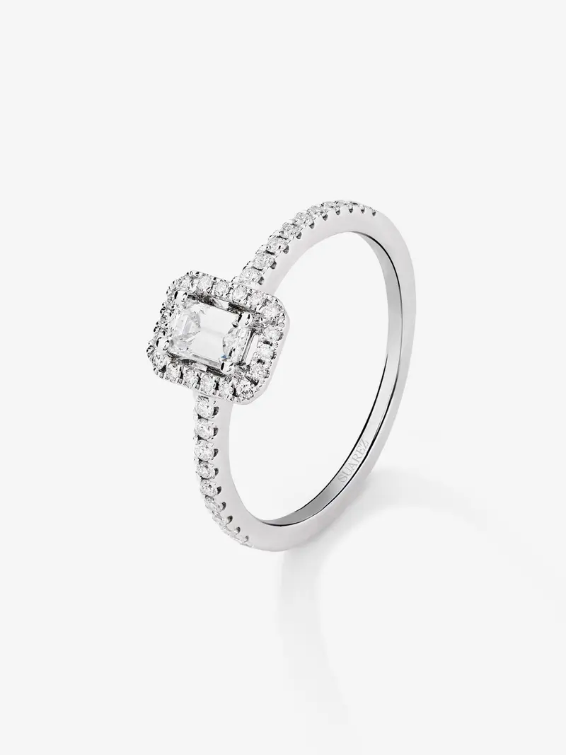 Anillo solitario de compromiso de oro blanco de 18K con diamantes