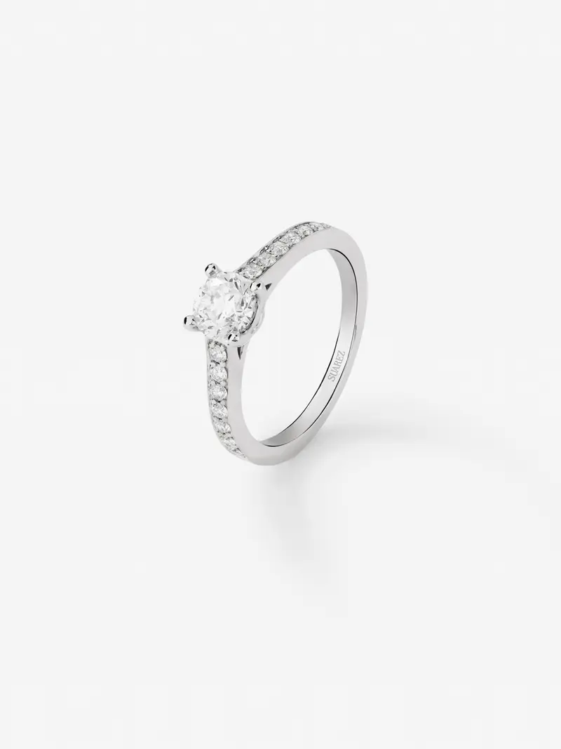 Anillo solitario de compromiso de oro blanco de 18K con diamantes