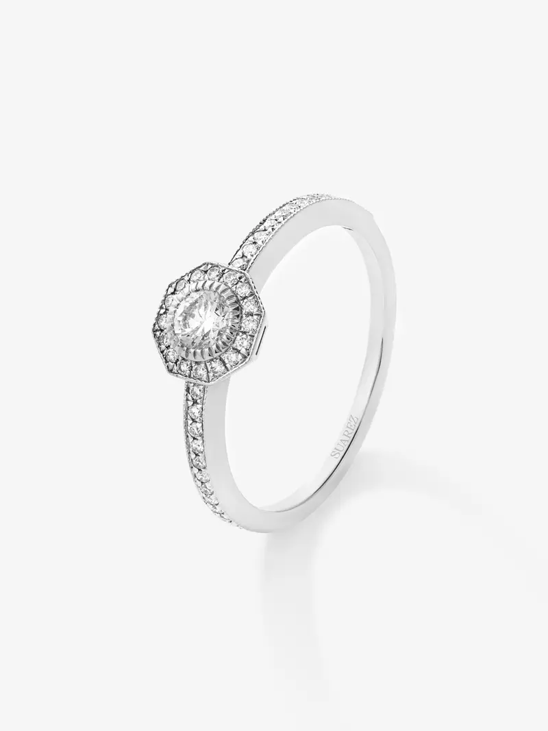 Anillo solitario de compromiso de oro blanco de 18K con diamantes