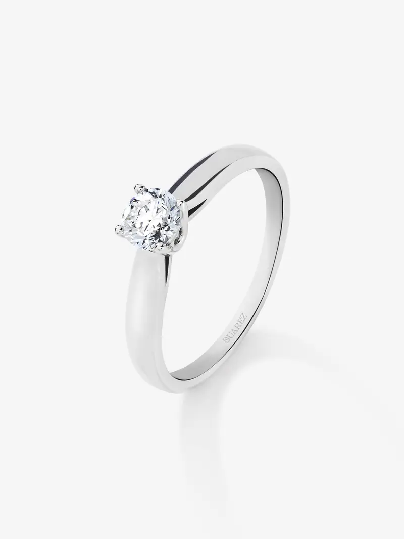 Anillo solitario de compromiso de oro blanco de 18K con diamantes