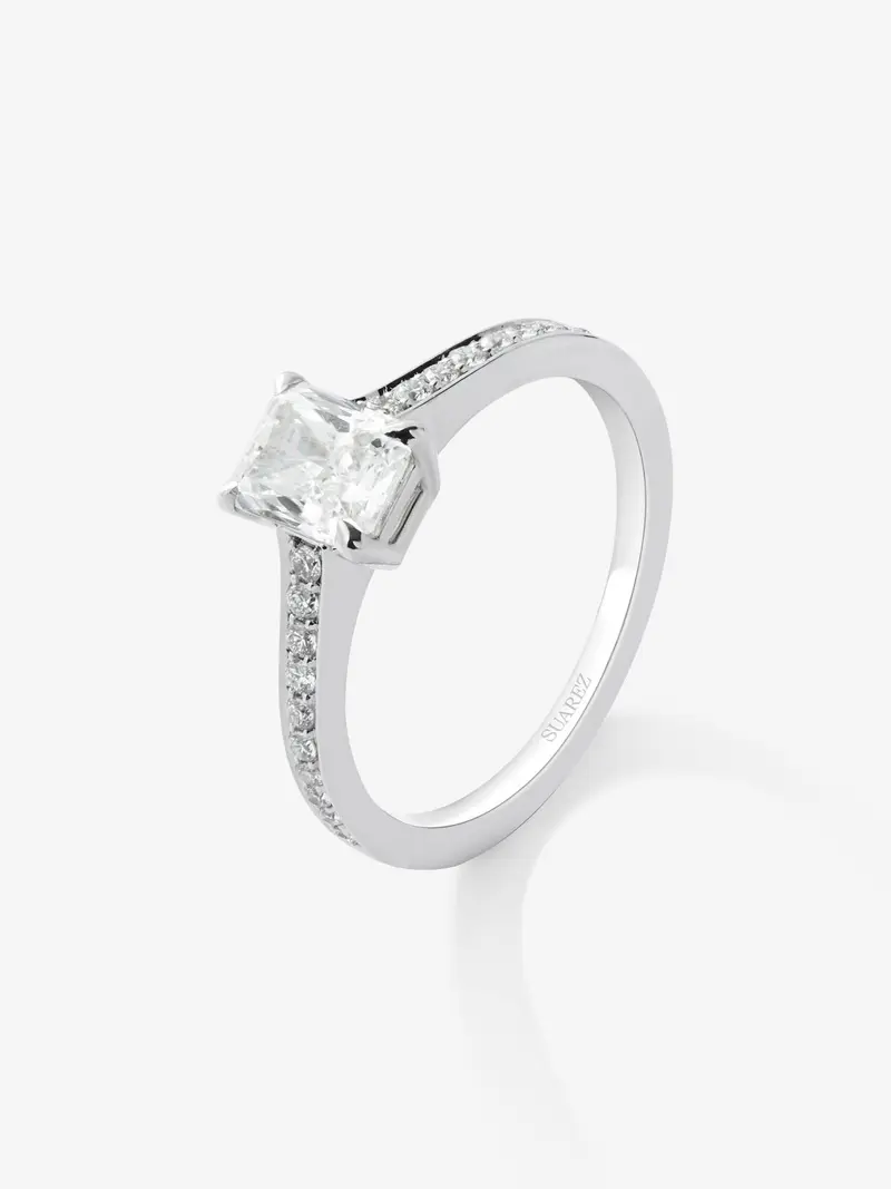 Anillo solitario de compromiso de oro blanco de 18K con diamantes