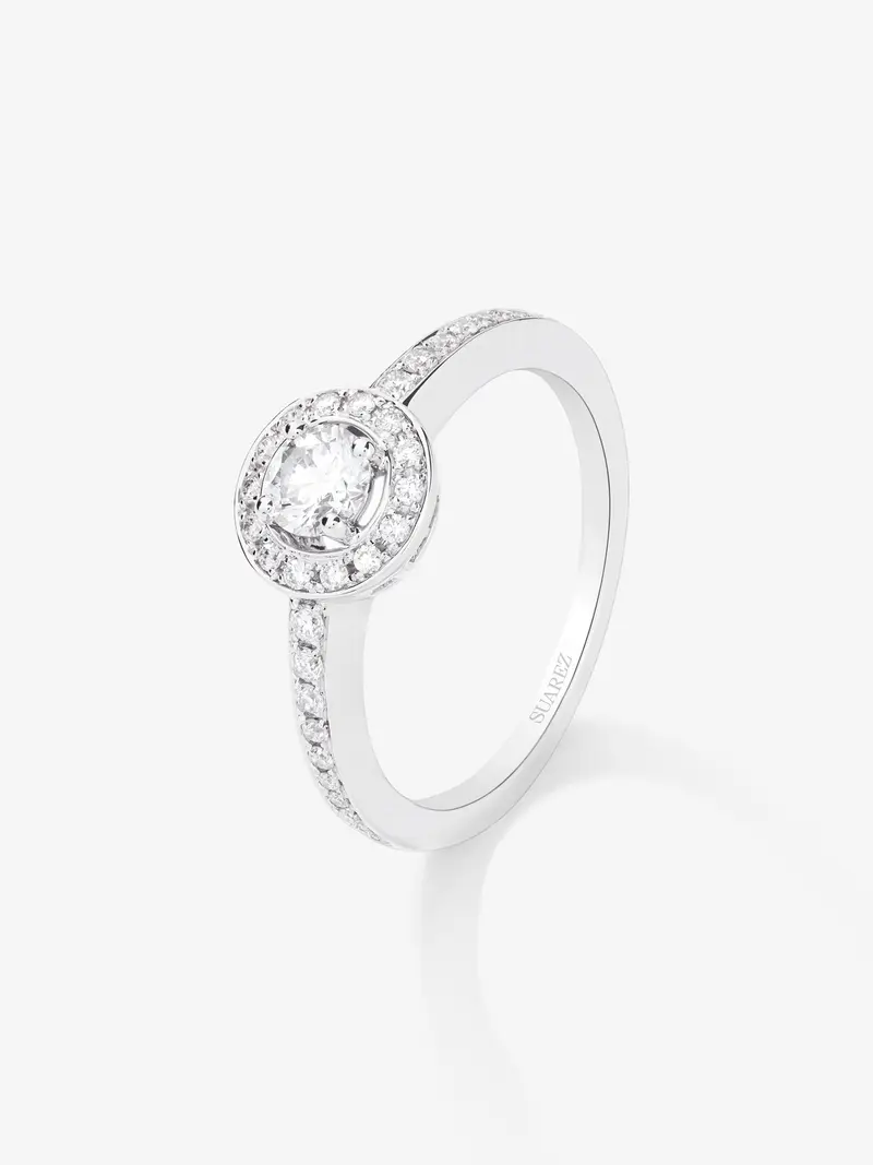 Anillo solitario de compromiso de oro blanco de 18kt con diamante central de 0,30cts