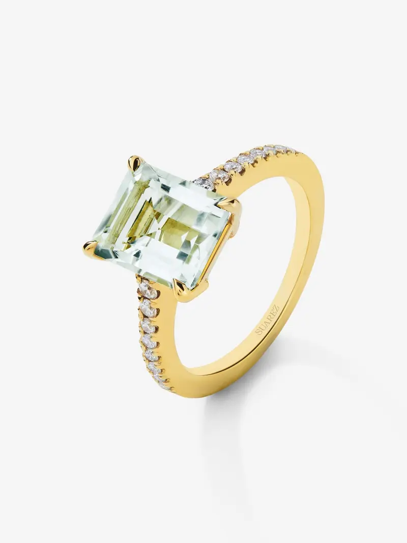 Anillo solitario de oro amarillo de 18K con amatista verde en talla octogonal de 2,96 cts y 18 diamantes en talla brillante con un total de 0,19 cts