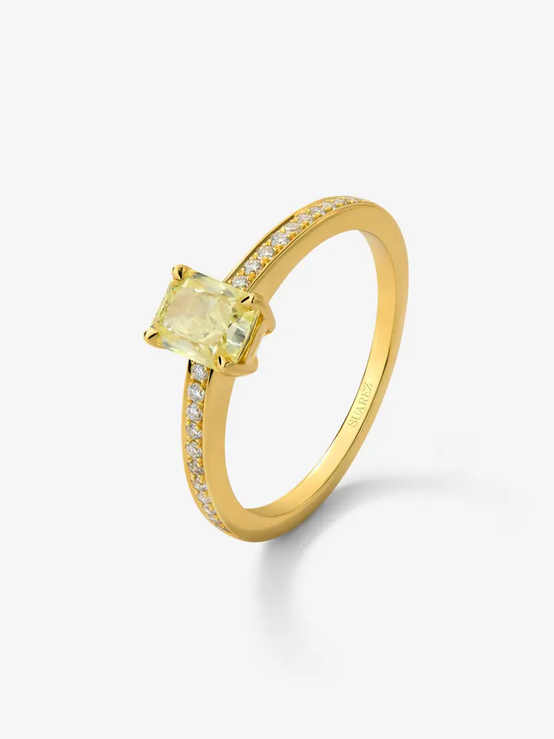 Anillo solitario de oro amarillo de 18K con diamante central Fancy Yellow en talla radiant de 0,78 cts y  diamantes  con un total de 0,12 cts