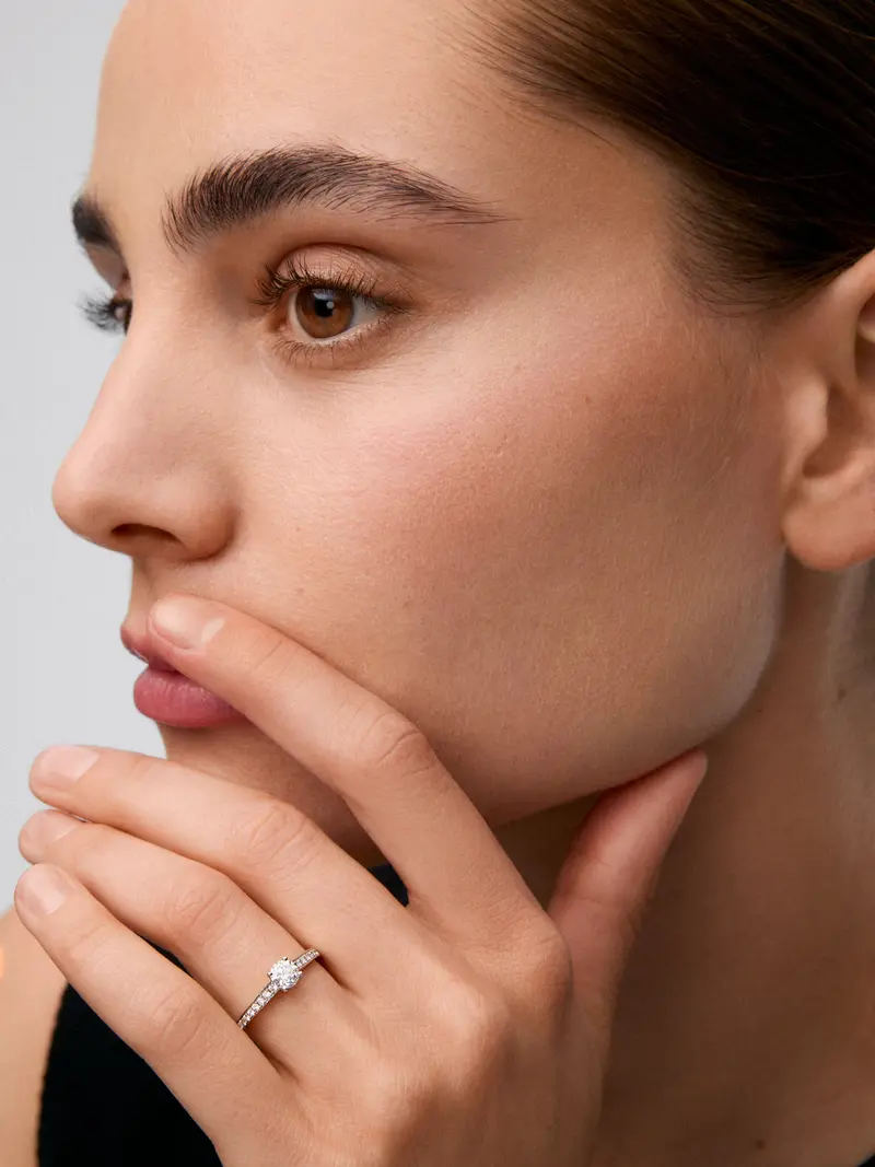 Anillo solitario de oro blanco de 18K con diamante central de 0,40 cts y diamantes en talla brillante con un total de 0,17 cts