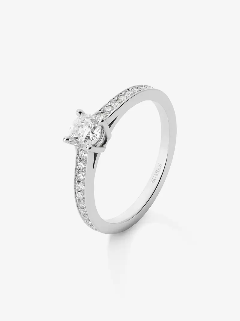 Anillo solitario de oro blanco de 18K con diamante central de 0,40 cts y diamantes en talla brillante con un total de 0,17 cts