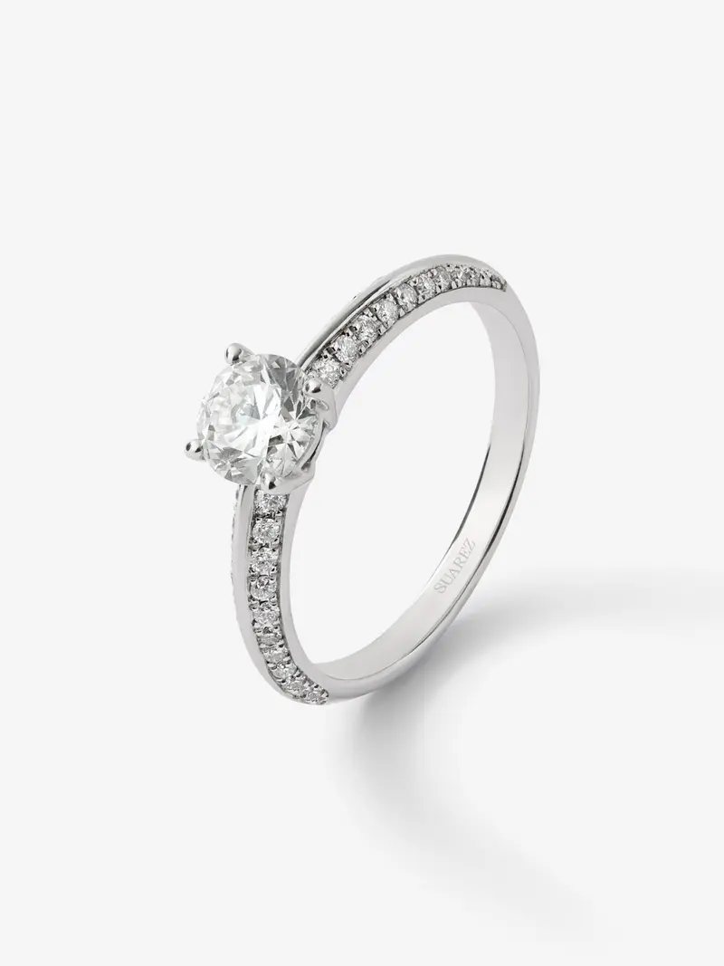 Anillo solitario de oro blanco de 18K con diamante central de 0,70 cts y diamantes en talla brillante con un total de 0,23 cts