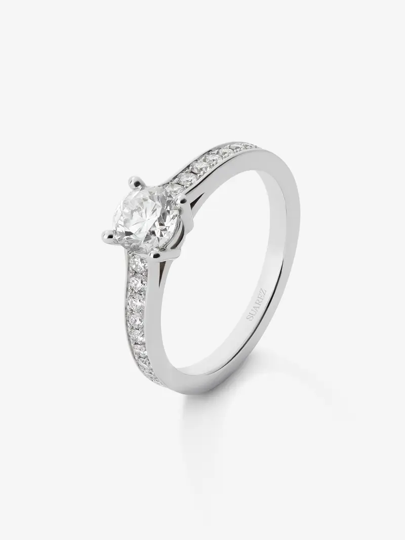 Anillo solitario de oro blanco de 18K con diamante central de 0,70 cts y diamantes en talla brillante con un total de 0,26 cts
