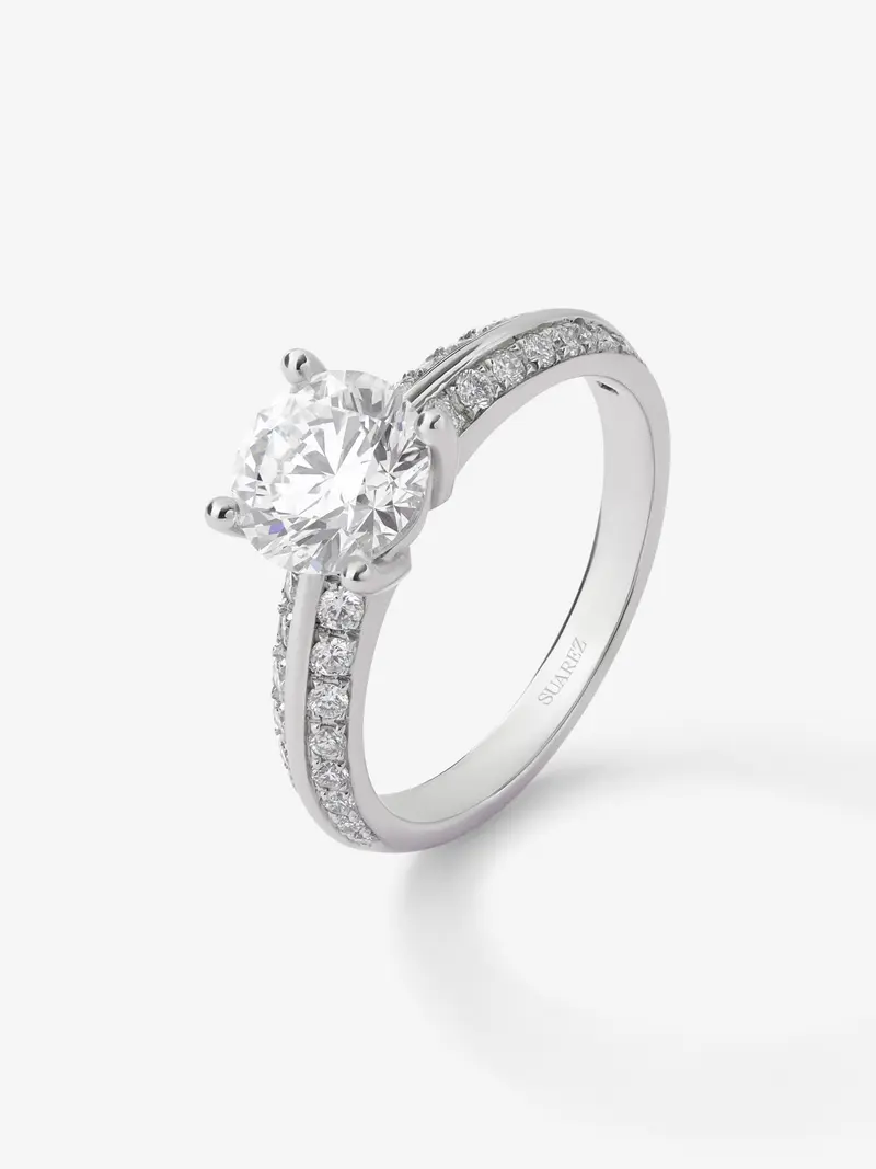 Anillo solitario de oro blanco de 18K con diamante central de 1,5 cts y diamantes en talla brillante con un total de 0,33 cts
