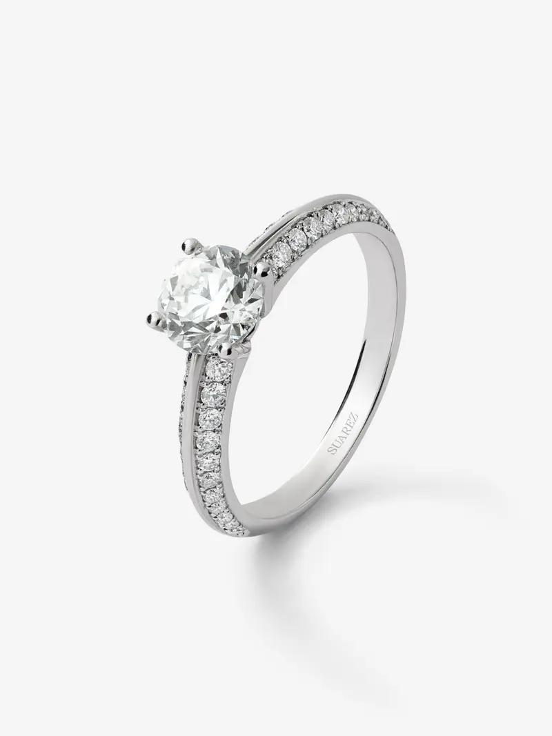 Anillo solitario de oro blanco de 18K con diamante central de 1 ct y diamantes en talla brillante con un total de 0,32 cts