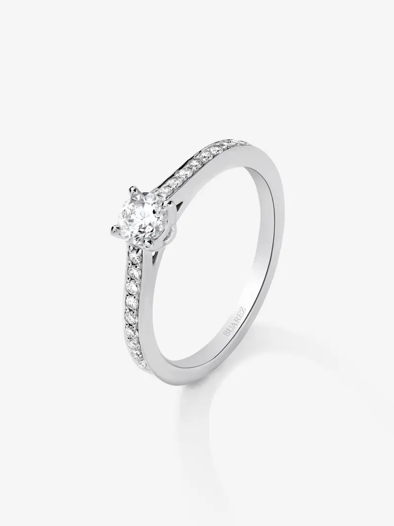 Anillo solitario de oro blanco de 18K con diamante central en talla brillante de 0,3 cts y brazo de 18 diamantes en talla brillante con un total de 0,13 cts