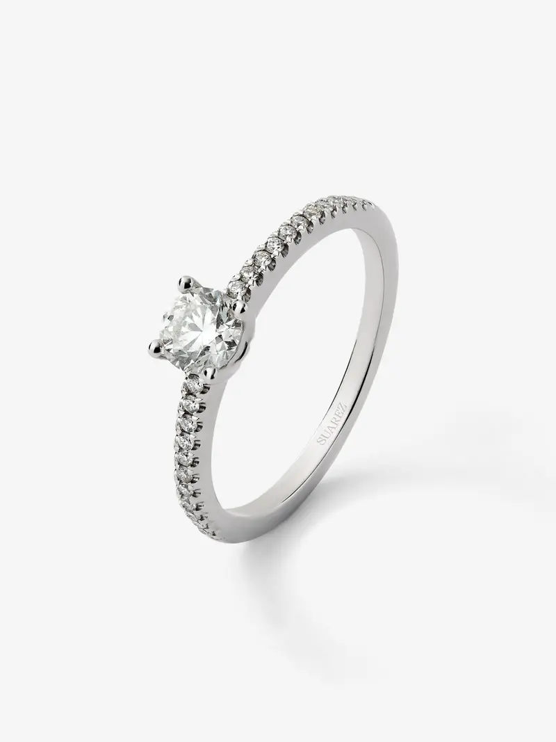 Anillo solitario de oro blanco de 18K con diamante central en talla brillante de 0,4 cts y brazo de 22 diamantes en talla brillante con un total de 0,1 cts