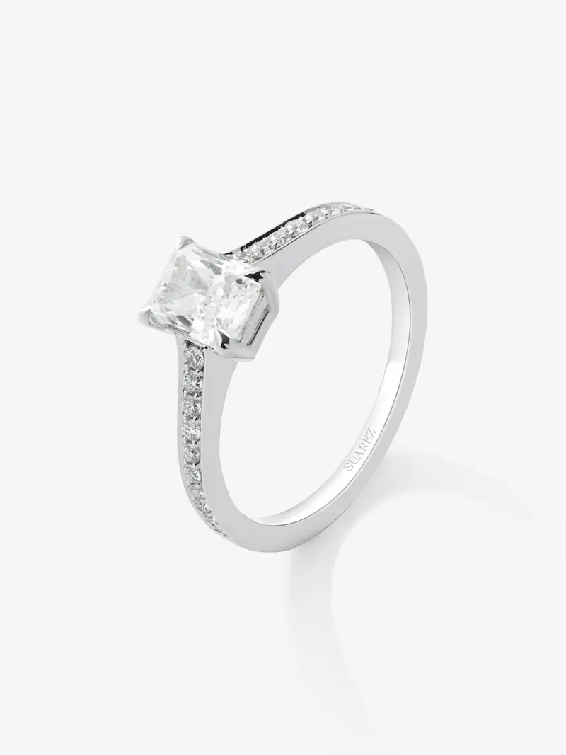 Anillo solitario de oro blanco de 18K con diamante central en talla radiante de 1 cts y 26 diamantes en talla brillante con un total de 0,16 cts