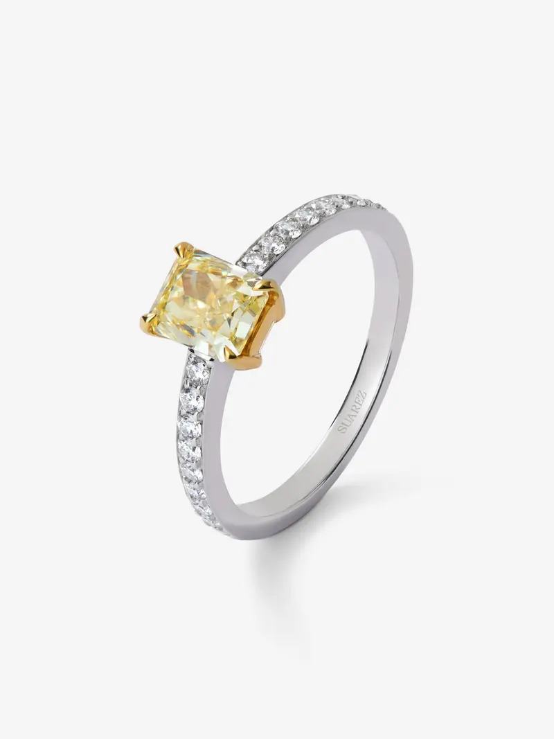 Anillo solitario de oro blanco de 18K con diamante central Fancy Yellow en talla radiant de 0,79 cts y  diamantes  con un total de 0,12 cts