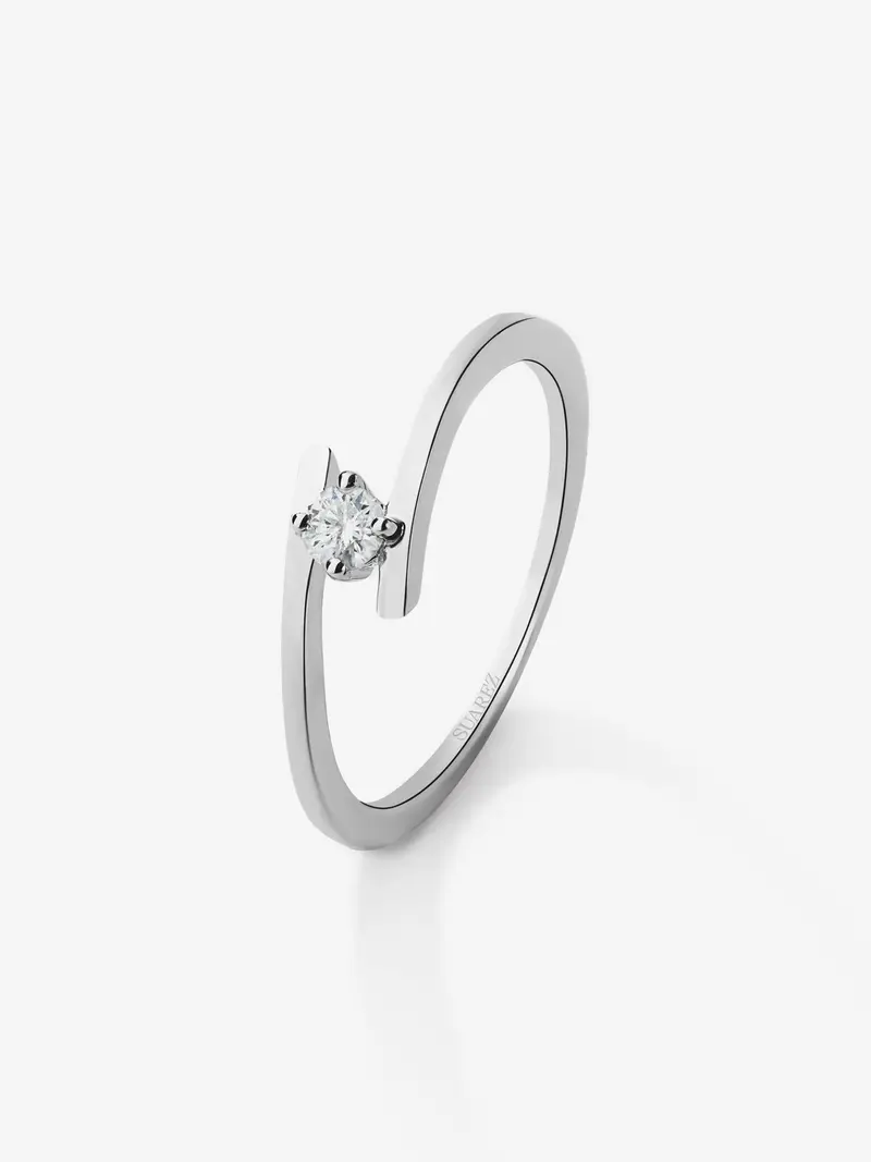 Anillo solitario de oro blanco de 18K con diamante en talla brillante de 0,1 cts