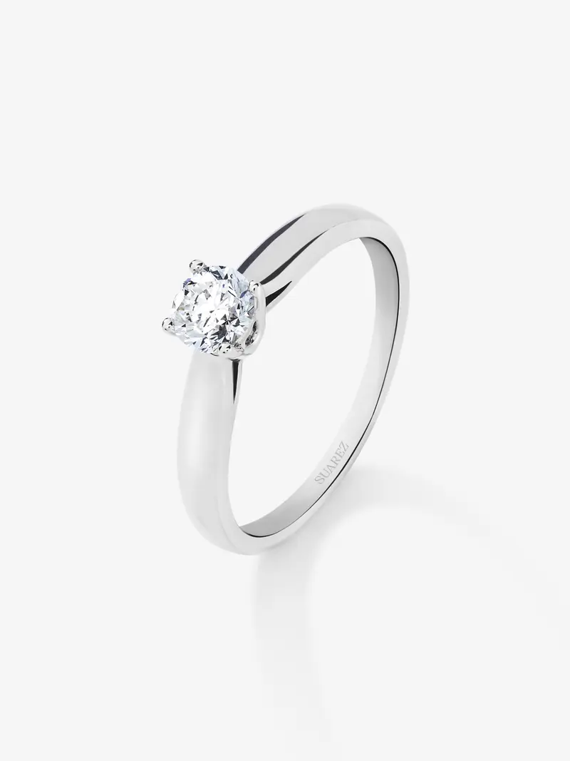Anillo solitario de oro blanco de 18K con diamante en talla brillante de 0,2 cts