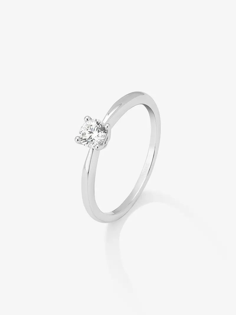 Anillo solitario de oro blanco de 18K con diamante en talla brillante de 0,25 cts
