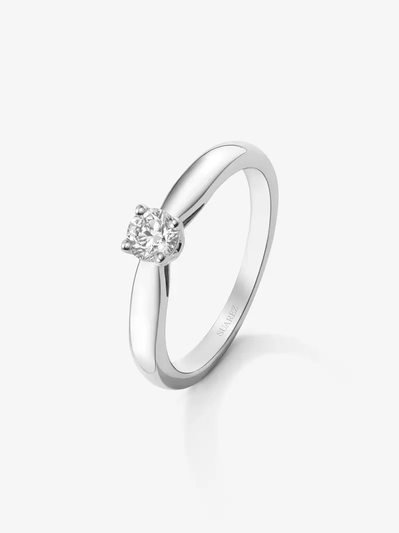 Anillo solitario de oro blanco de 18K con diamante en talla brillante de 0,3 cts