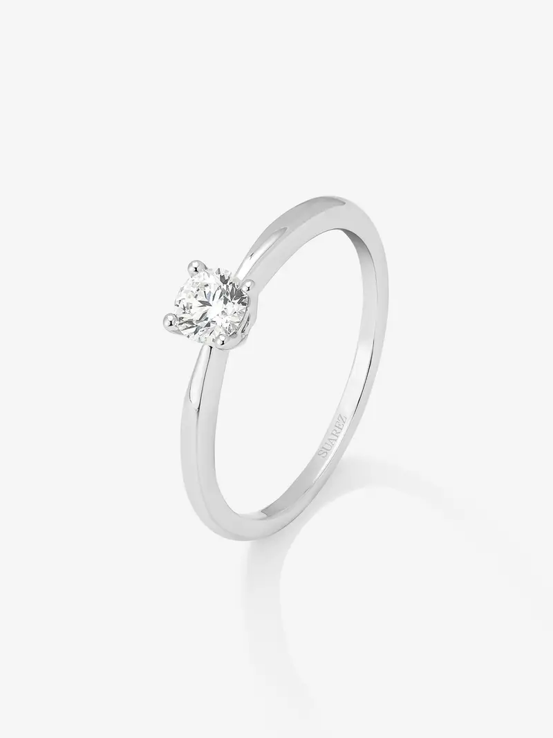 Anillo solitario de oro blanco de 18K con diamante en talla brillante de 0,3 cts