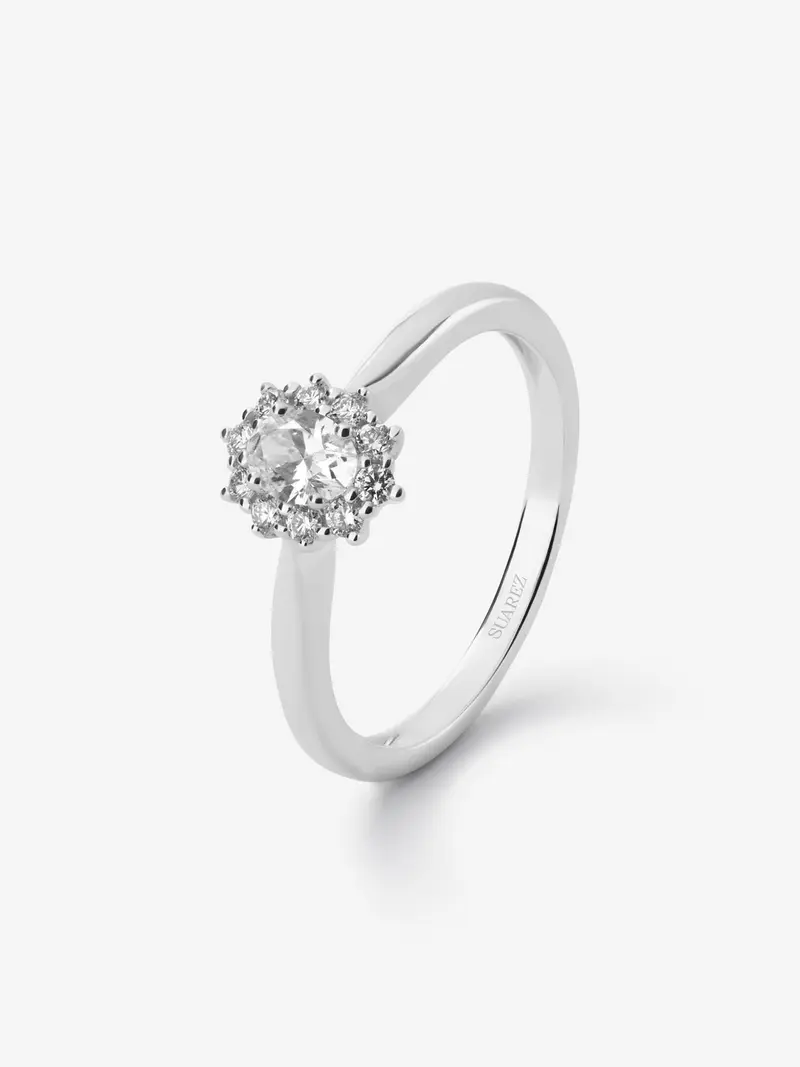 Anillo solitario de oro blanco de 18K con diamante en talla brillante de 0,3 cts
