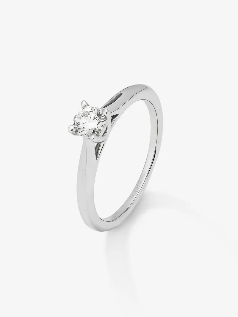 Anillo solitario de oro blanco de 18K con diamante en talla brillante de 0,3 cts
