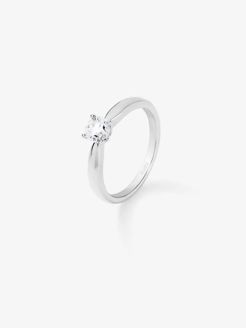 Anillo solitario de oro blanco de 18K con diamante en talla brillante de 0,5 cts