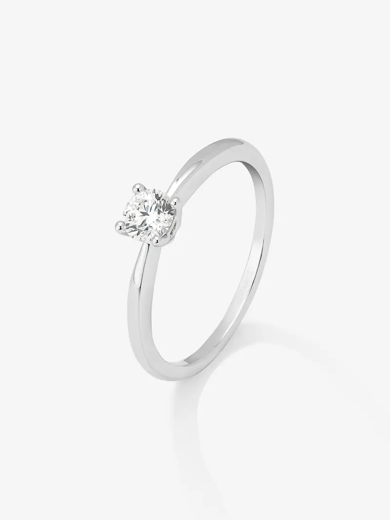 Anillo solitario de oro blanco de 18K con diamante en talla brillante de 025 cts