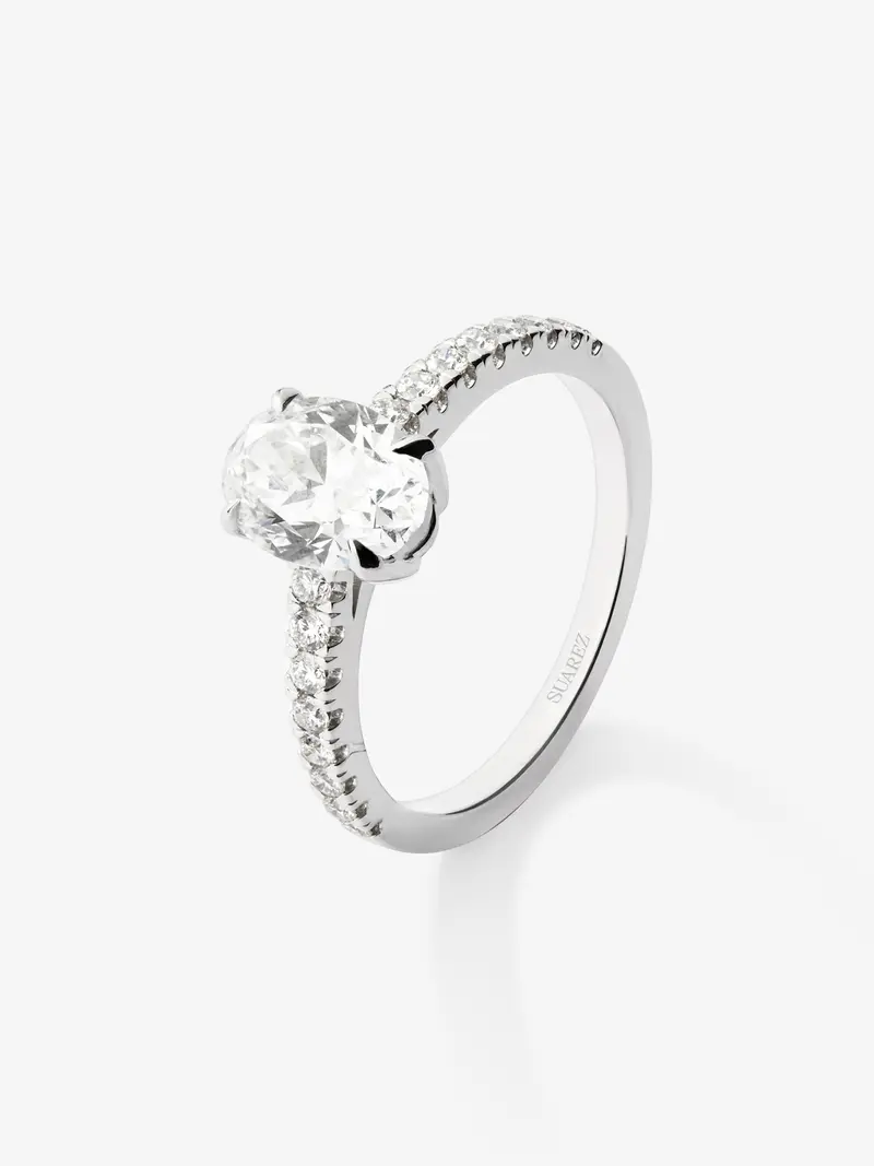 Anillo solitario de oro blanco de 18K con diamantes blancos en talla oval de 1,5 cts y brillante de 0,25 cts