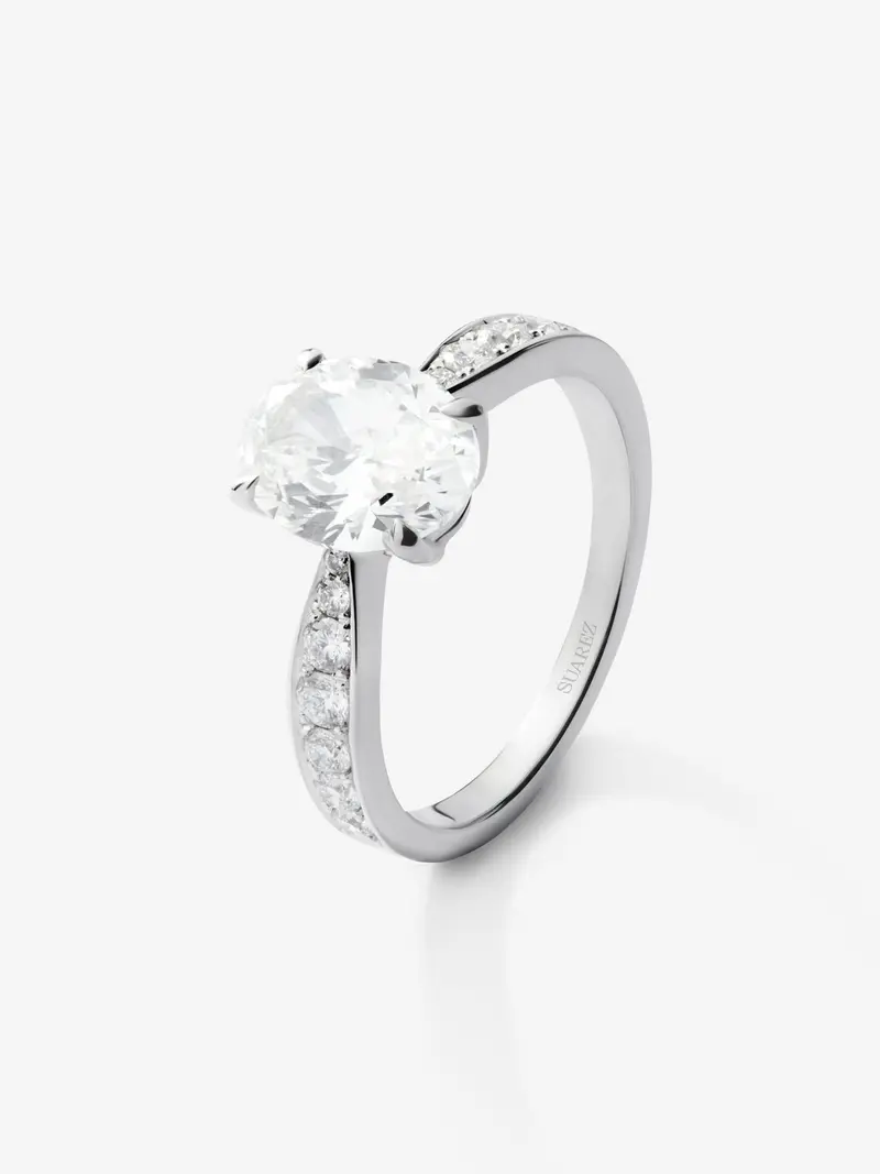 Anillo solitario de oro blanco de 18K con diamantes blancos en talla oval de 2,01 cts y brillante de 0,34 cts