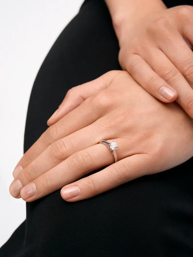 Anillo solitario de oro blanco de 18K con diamantes en talla brillante de 0,7 cts