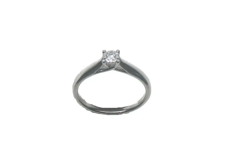 Anillo solitario de oro blanco de 18K con diamnate en talla brillante
