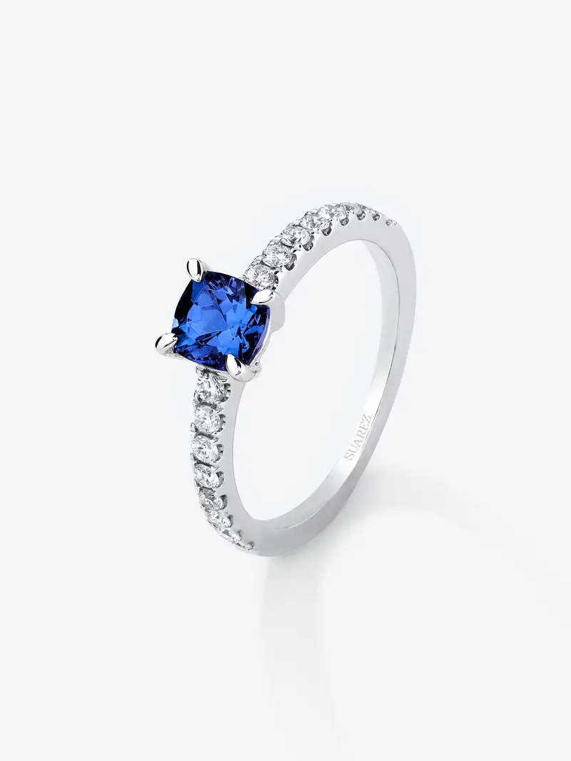 Anillo solitario de oro blanco de 18K con tanzanita en talla cushion de 0,72 cts y 16 diamantes en talla brillante con un total de 0,26 cts