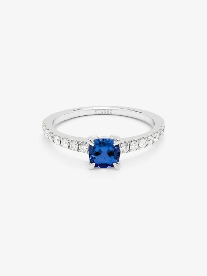 Anillo solitario de oro blanco de 18K con tanzanita en talla cushion de 0,769 cts y 16 diamantes en talla brillante con un total de 0,239 cts