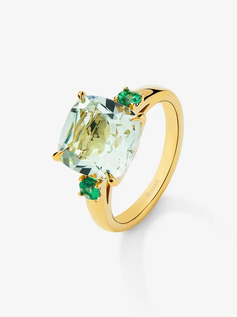 Anillo tresillo de oro amarillo de 18K con amatista verde en talla cushion de 3,95 cts y esmeraldas verdes en talla brillante de 0,25 cts
