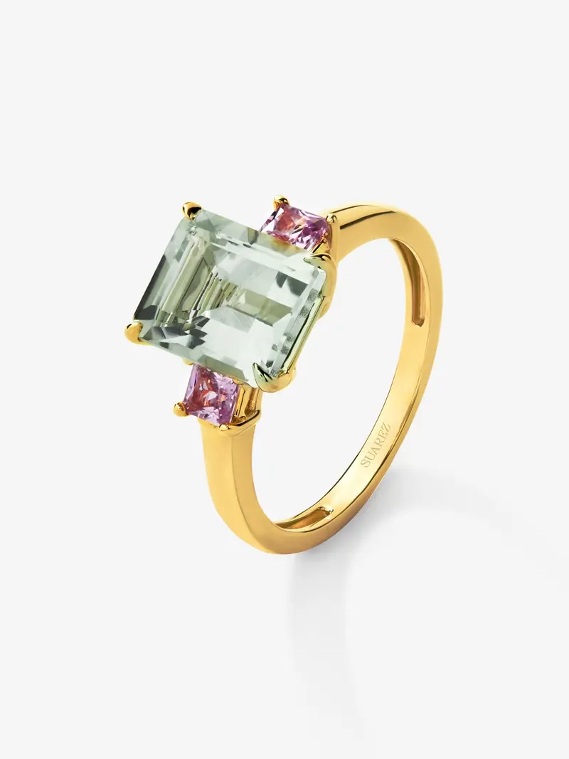 Anillo tresillo de oro amarillo de 18K con amatista verde en talla esmeralda de 2,53 cts y 2 zafiros rosas en talla princesa con un total de 0,41 cts